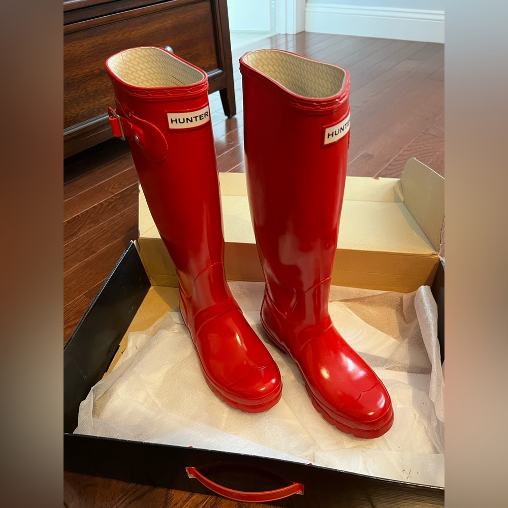 Women’s Hunter Original Tall Gloss Rain Boots. Pillar Box Red. Size 5. In Box.